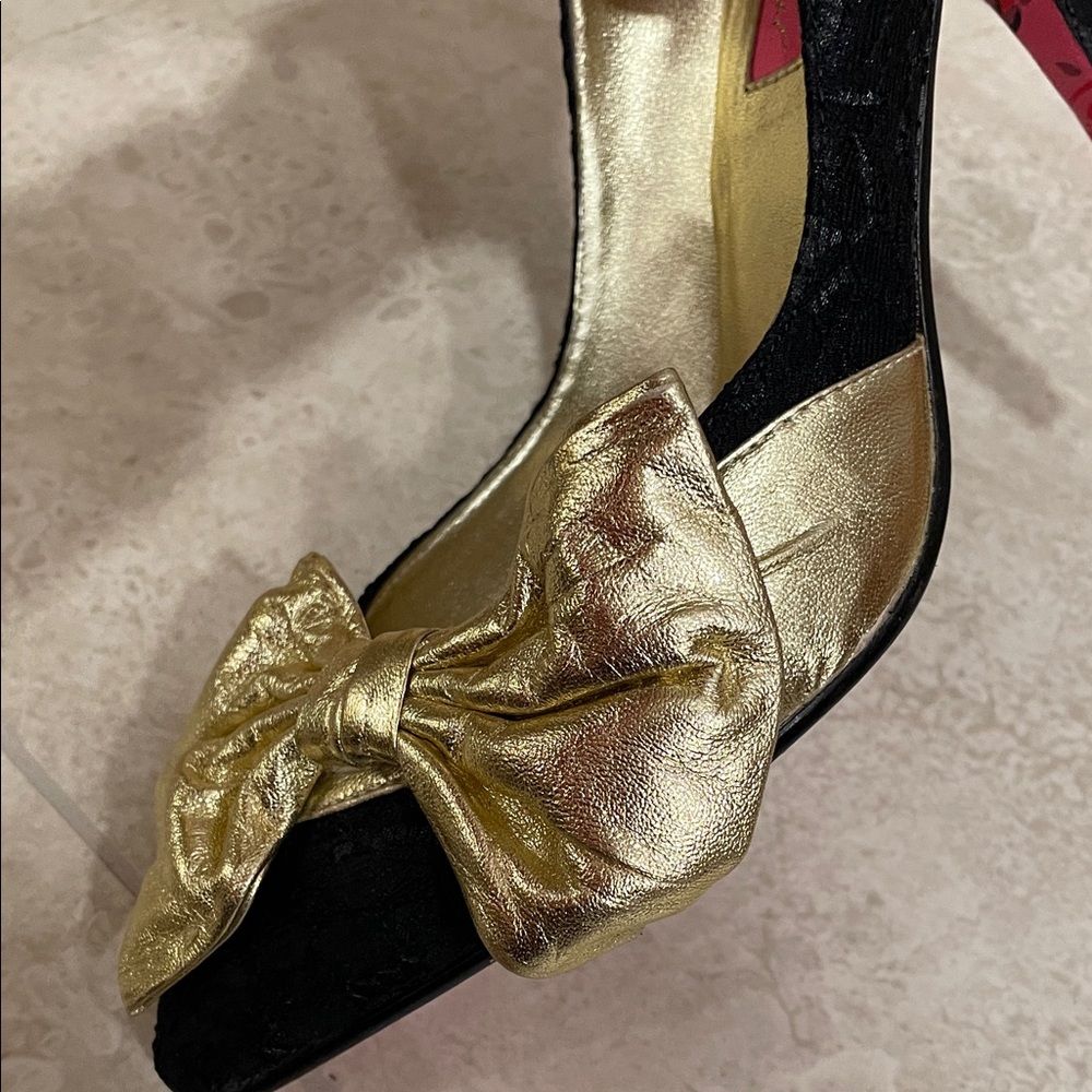 EUC Betsey Johnson Elegant Black and Gold Women's Heels - Picture 6 of 6